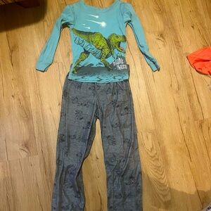 Dinosaur pajama set size 7 boys